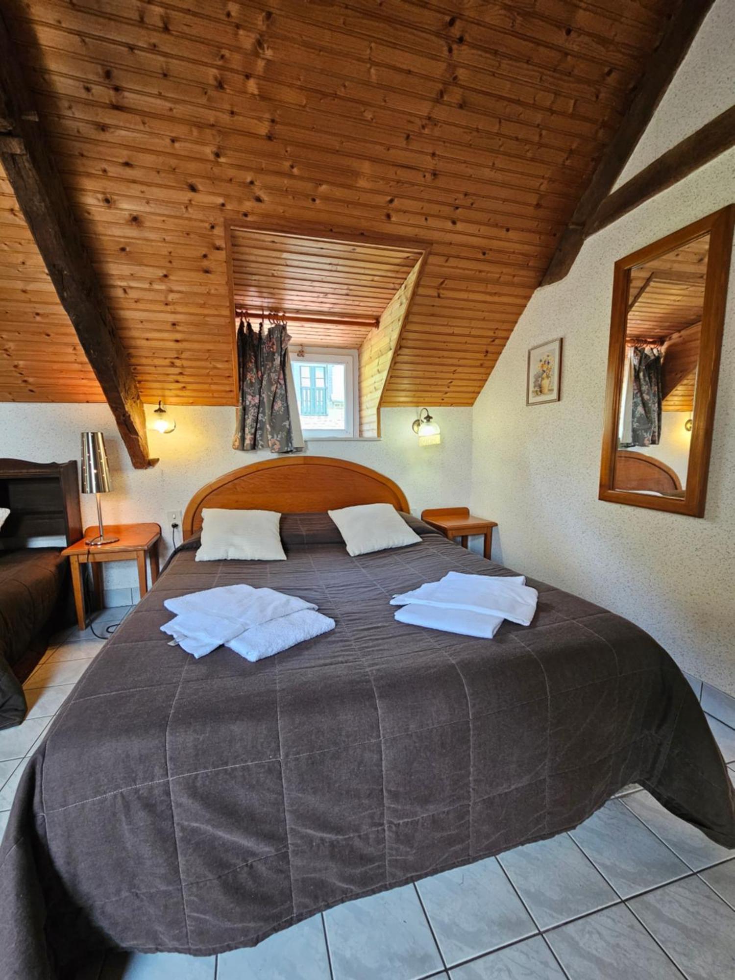 L'Auberge De La Porte Saint-Jouan-des-Guérets Habitación foto
